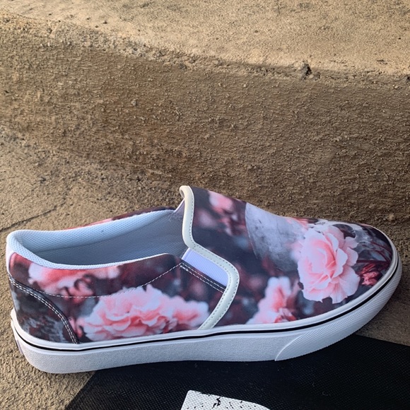NWT RAAD Brand Super Awesome Women’s Slip On Skull/Roses Shoes, Size 10.5 - Picture 3 of 7